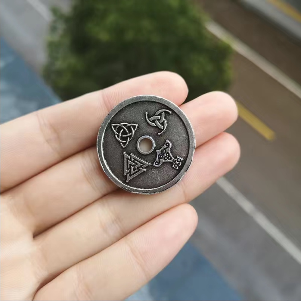 Viking Rune Compass Pendant - Picture 6 of 8